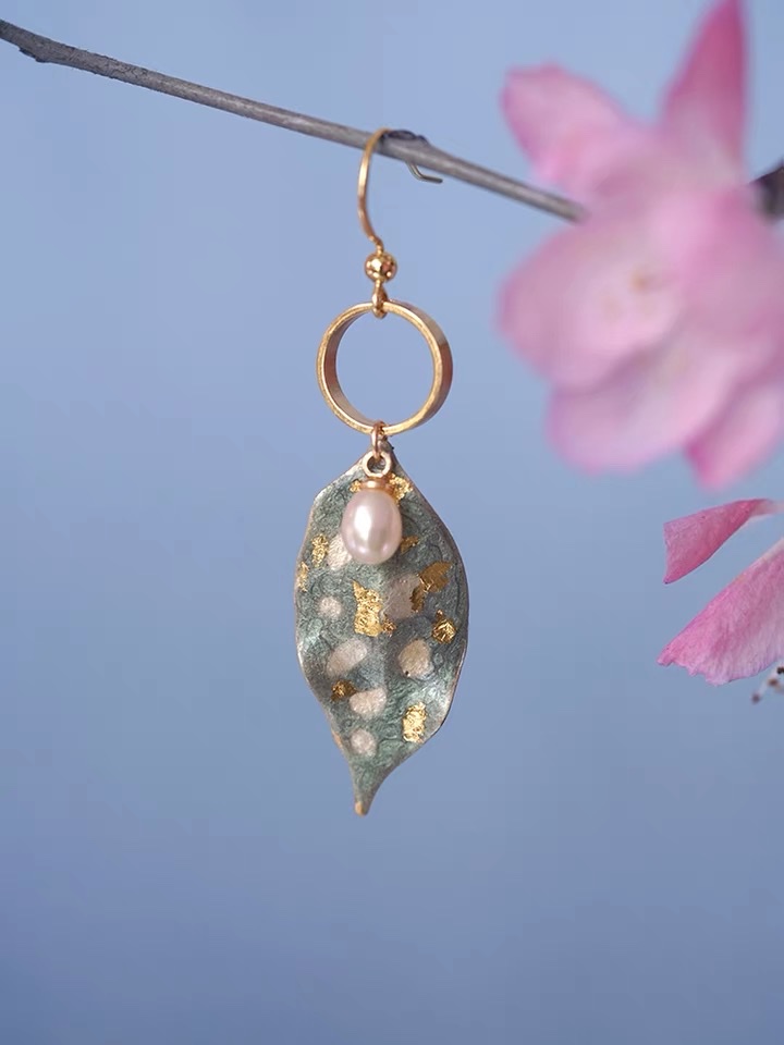 Fish ear hooks with leaves and beaded earrings details Picture
