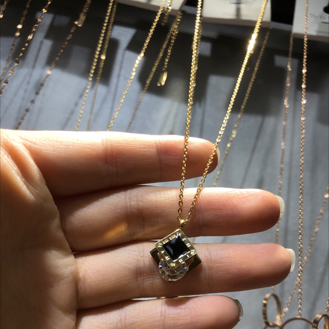 镂空镶钻吊坠项链