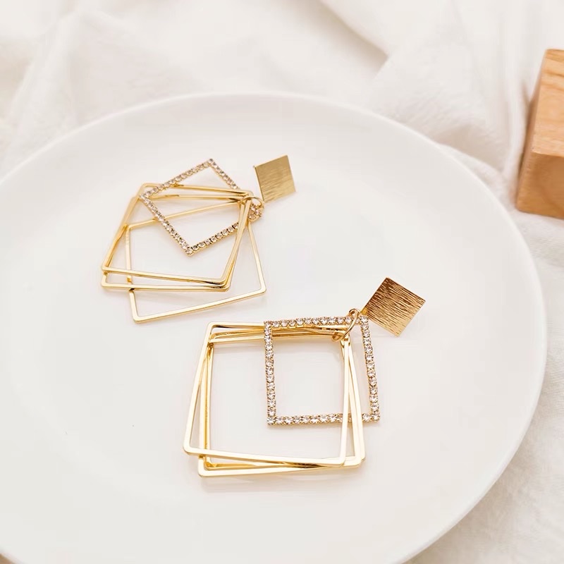 New Korean-style elegant earrings, trendy and simple long earrings with personalized design 2 Application Scenario