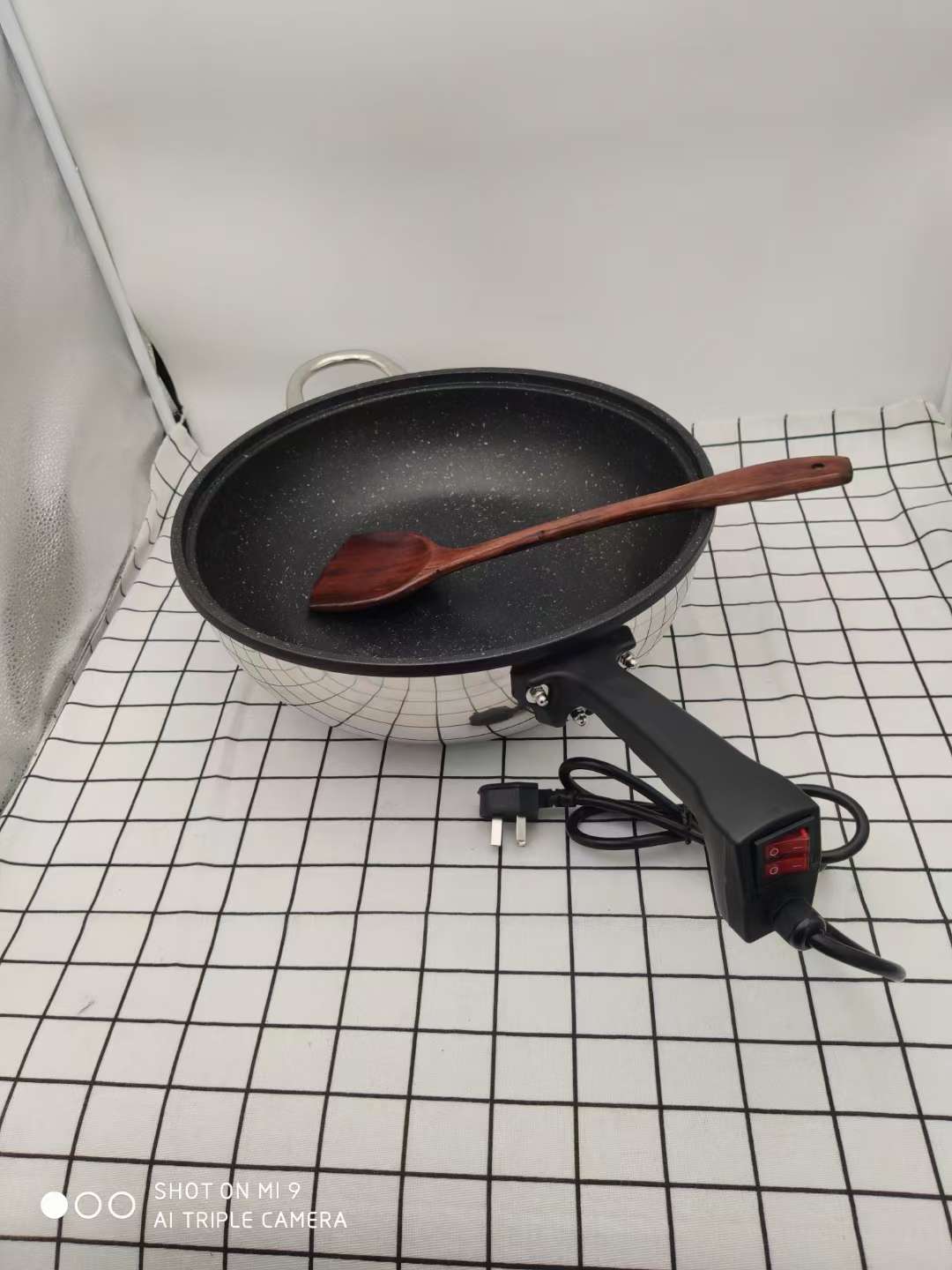 Electric wok 36 cm, natural color, non-stick, double switch detail image 1