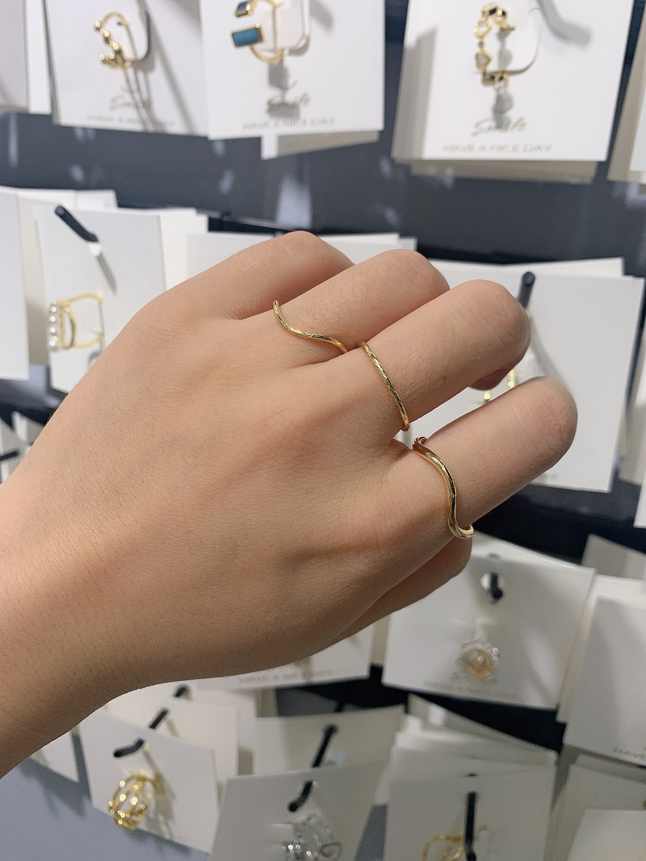A versatile and elegant basic smooth ring with a circle, an Instendors-popular joint ring for index fingers, for women Application Scenario