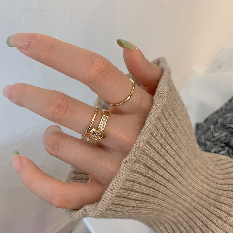 This is a simple ring with a light luxury and niche design. It's a trendy pearl ring for women on Instagram. The opening is cold and elegant, exuding a sense of high-end fashion Item Picture