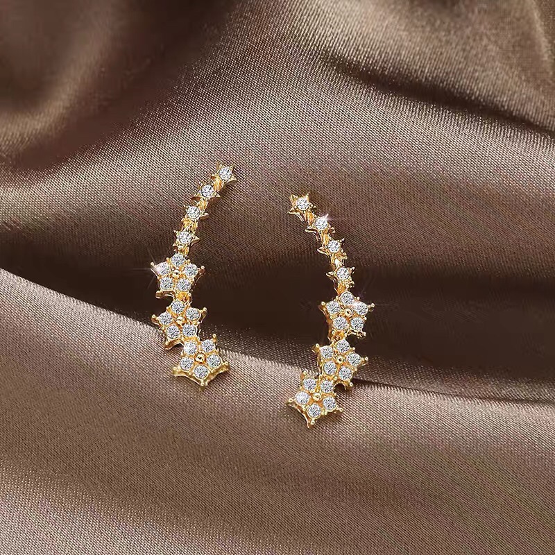 Star the same rhinestone sparkle personality temperament net red asymmetrical stud earrings.