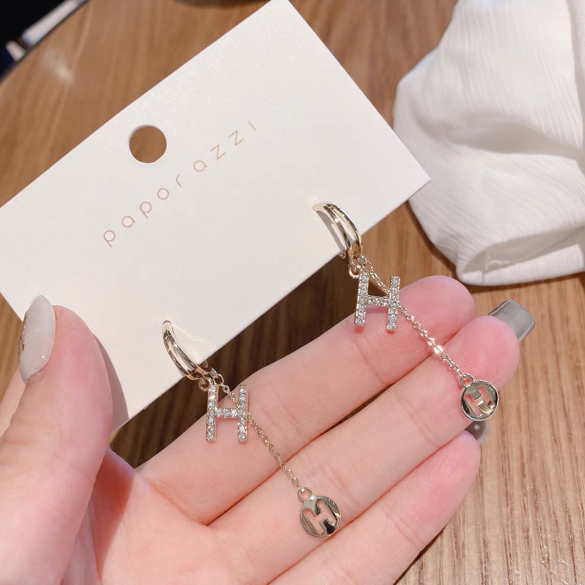 New Korean-style elegant earrings, trendy and simple long H earrings with unique design Application Scenario