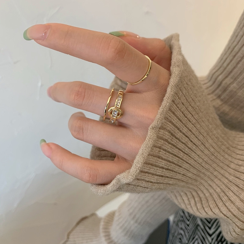This is a simple ring with a light luxury and niche design. It's a trendy pearl ring for women on Instagram. The opening is cold and elegant, exuding a sense of high-end fashion Specification image