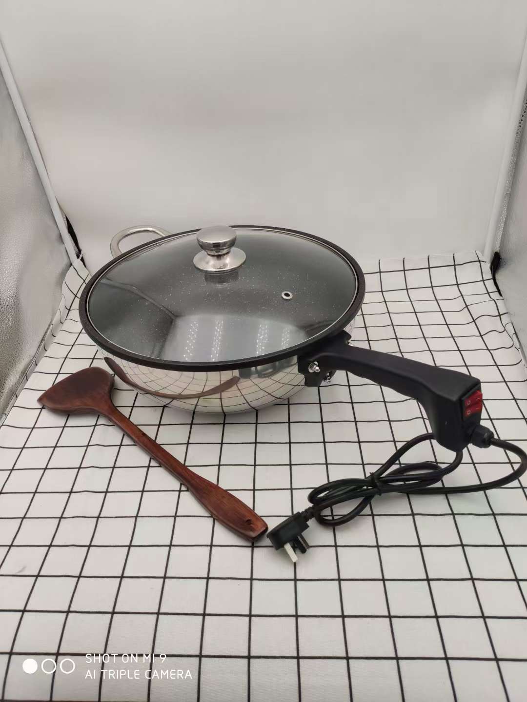 Electric wok 36 cm, natural color, non-stick, double switch Application Scenario