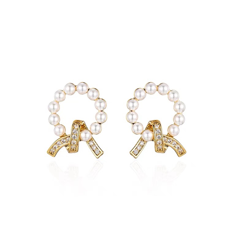 Circular pearl earrings
