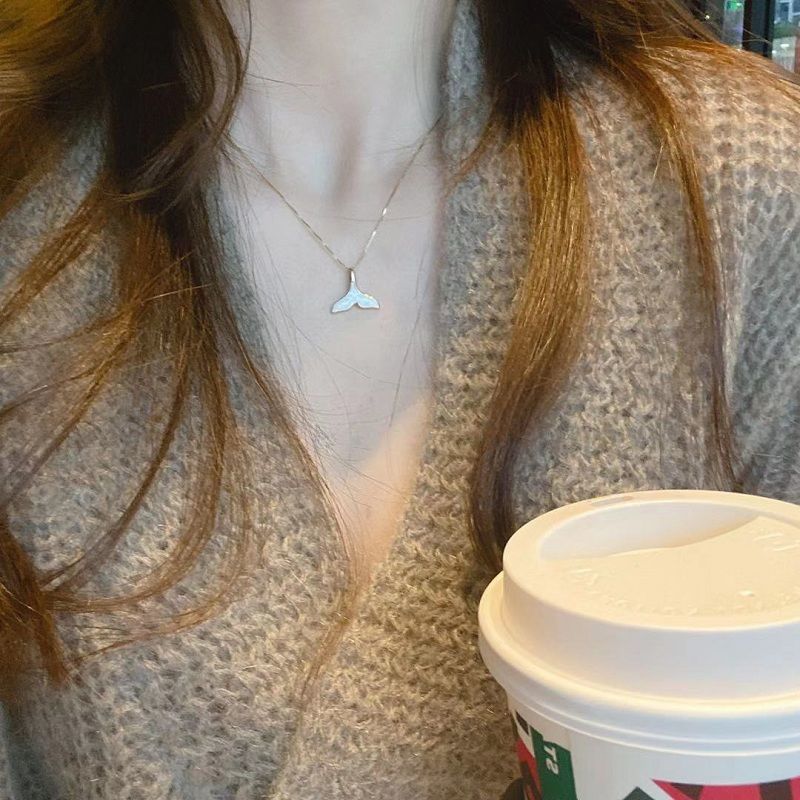 80 - Fashionable letter pearl necklace, light luxury, niche and high-end feel, collarbone chain, Korean temperament, cold style, Internet celebrity necklace for women detail image 4