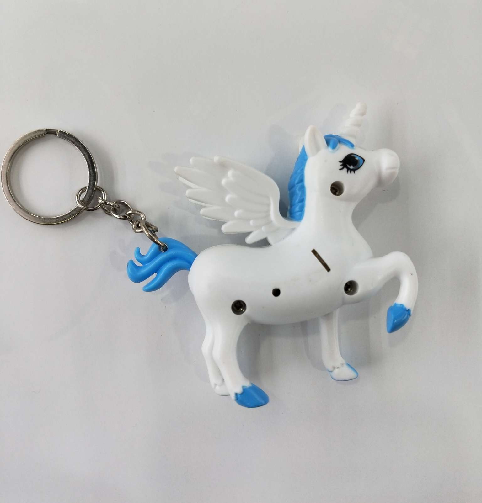 Jianqing No. 2 Unicorn Glowing and Making Sounds Keychain Pendant Accessories Wholesale 01 Application Scenario
