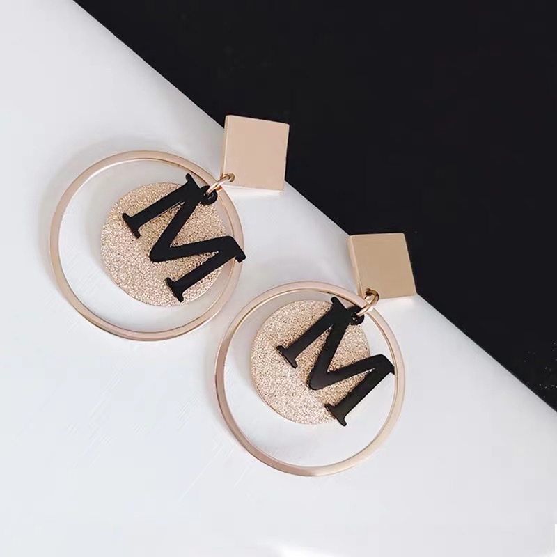 New Korean-style elegant earrings, trendy and simple long earrings, personalized design 1 Application Scenario
