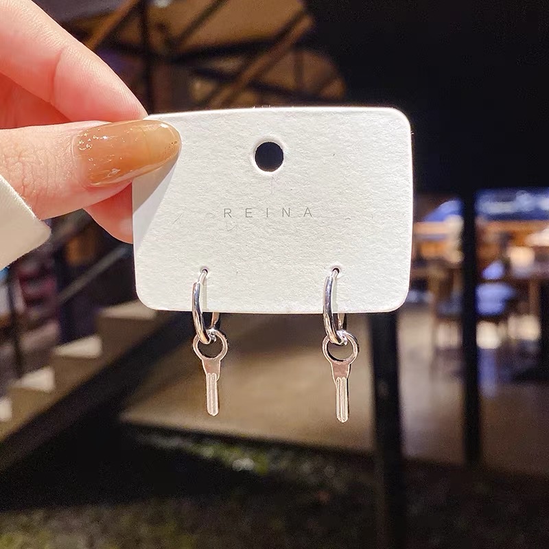 New Korean-style elegant earrings, trendy and simple long earrings with personalized design 3 Application Scenario