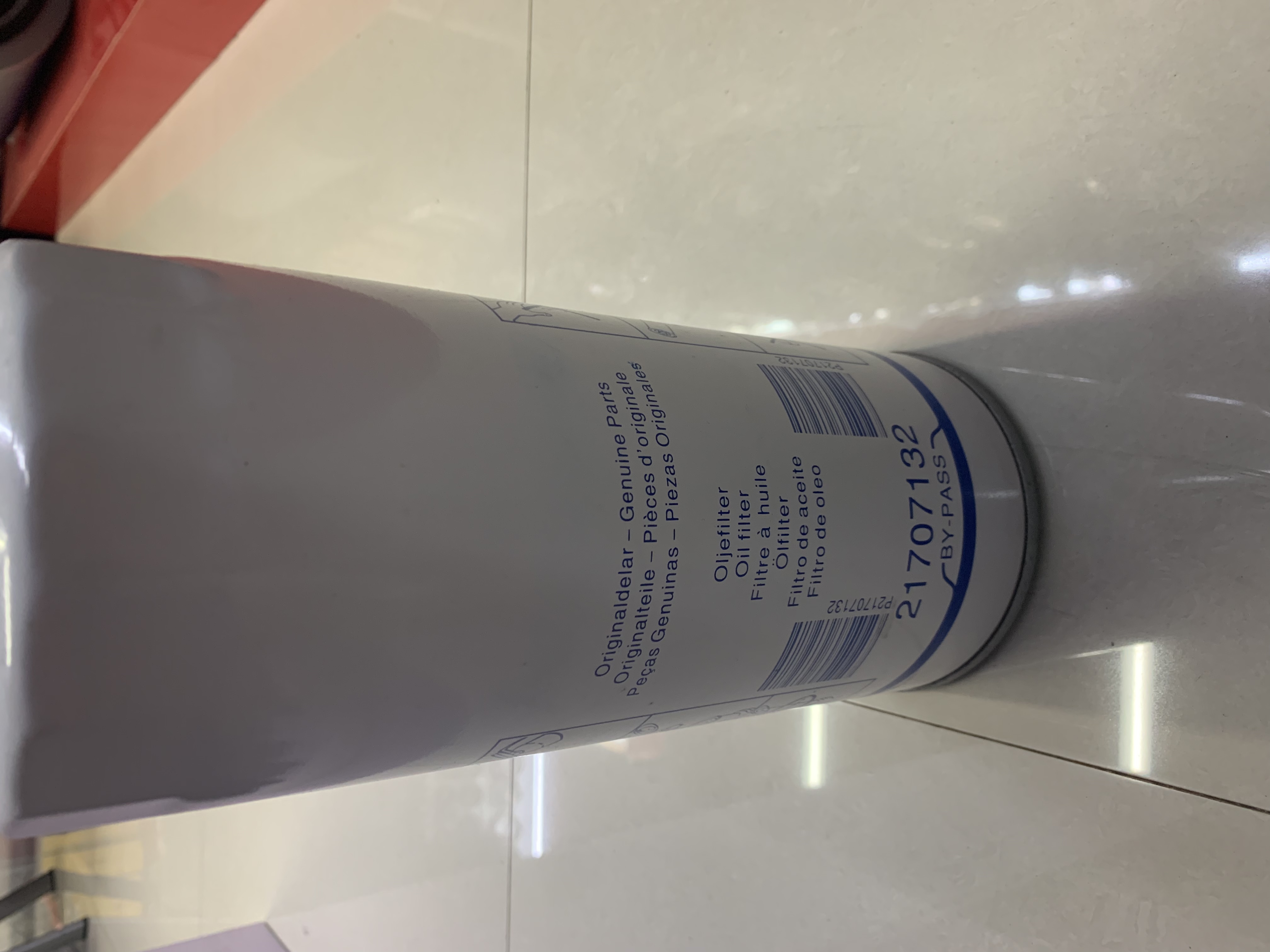 Oil filter 21707132 is suitable for Volvo trucks detail image 1