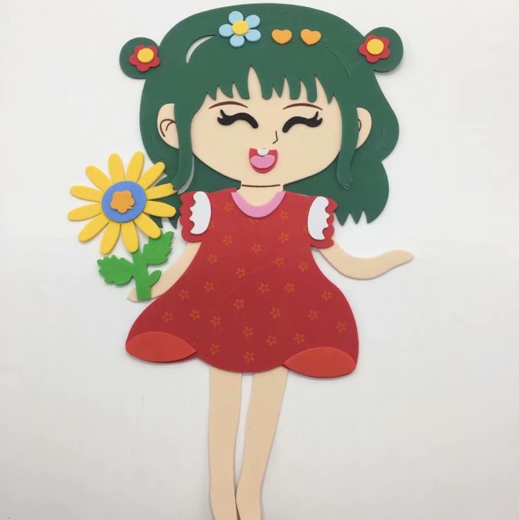 The girl pasted blackboard newspapers on the wall for decoration, and the doll pasted wall for room decoration