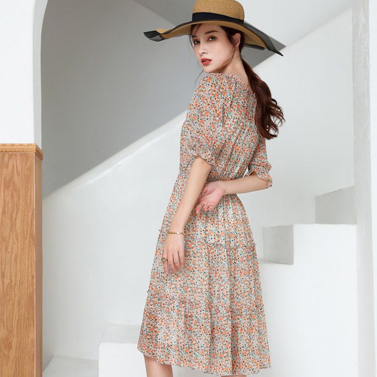 This genuine floral print dress from Jimmy Seio's counter exudes a fairy-like charm. It features a mid-length cinched waist that slimming the figure, a round neck, and a one-shoulder design. It can be worn in two styles Application Scenario