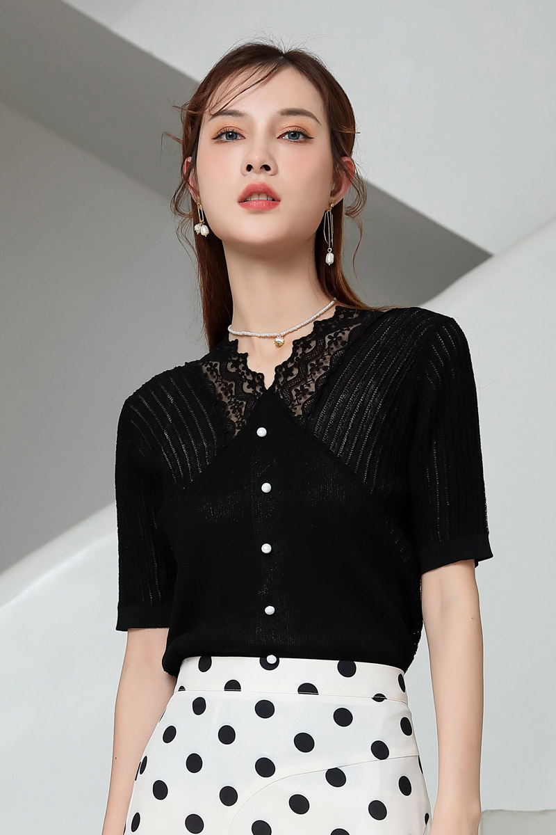 Jimmy Seio's new summer 2021 knitted cardigan for women is a loose and slimming top with a French petite Chanel style details Picture