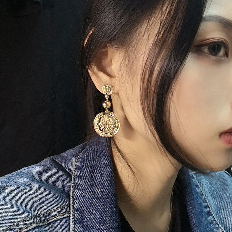 Simple and ins-style metal touching headshot earrings, elegant and individual geometric round piece earrings, exaggerated long earrings for women Application Scenario