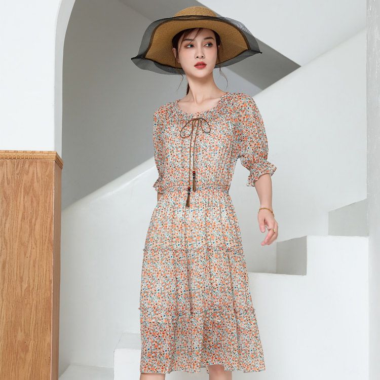 This genuine floral print dress from Jimmy Seio's counter exudes a fairy-like charm. It features a mid-length cinched waist that slimming the figure, a round neck, and a one-shoulder design. It can be worn in two styles details Picture