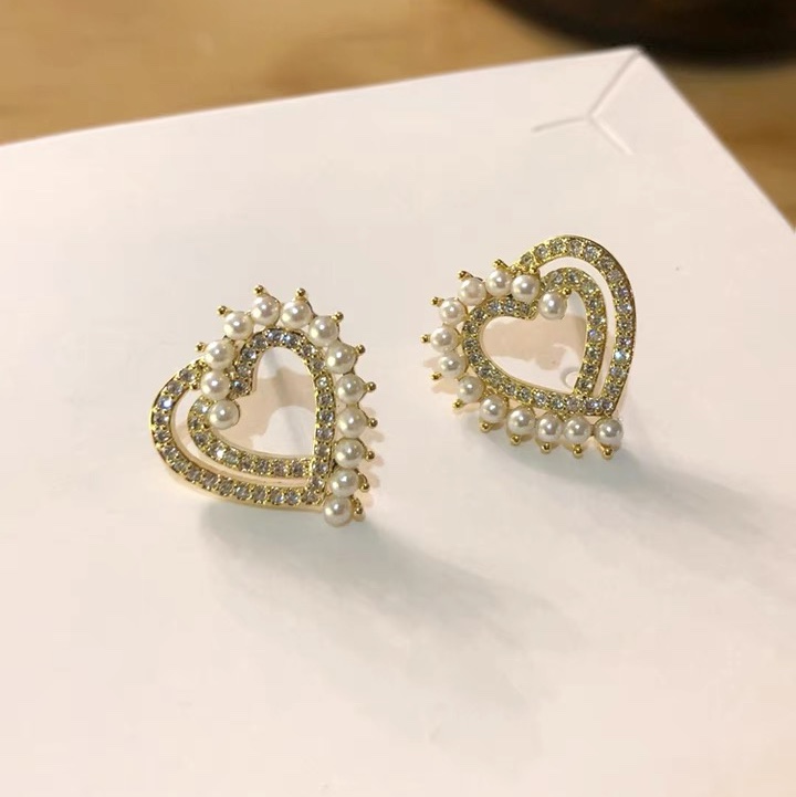 Half rice beads half zircon peach heart earrings