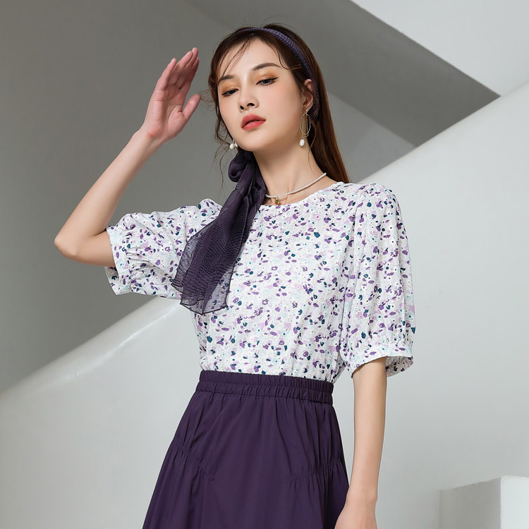 Jimmy Seio's 2021 summer new floral short-sleeved T-shirt features a delicate and niche design with a ladylike charm