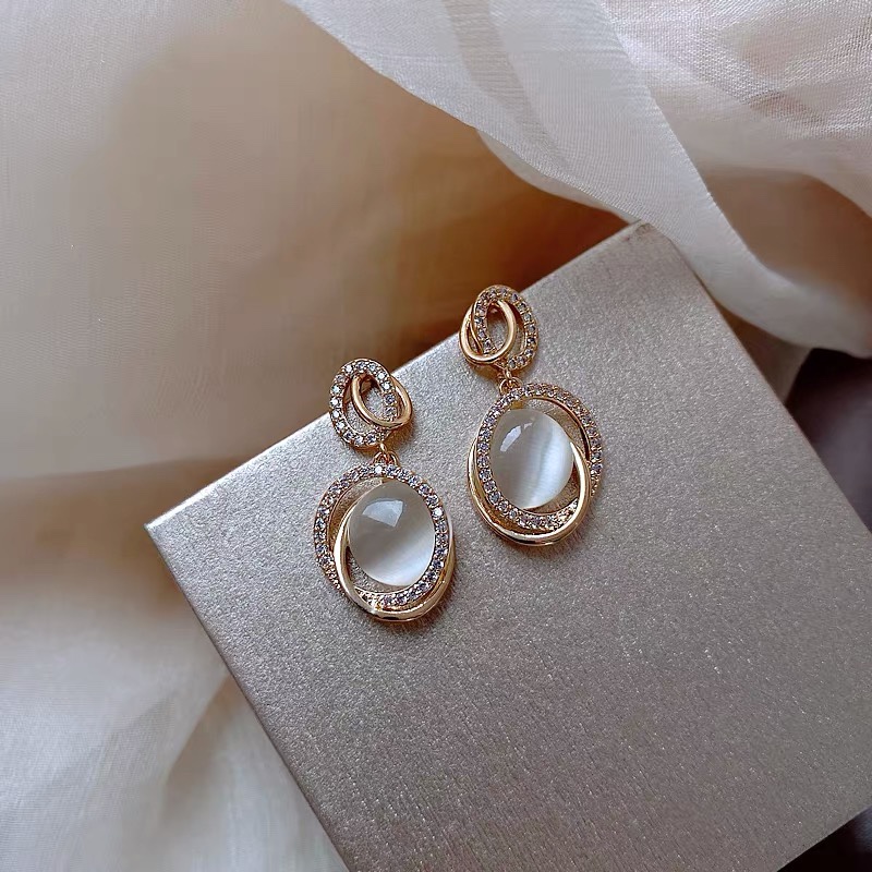 Dingxin Accessories Earrings 911723, a popular new product in foreign trade, offers fashionable metal earrings with a European and American style. Wholesale supply from the manufacturer