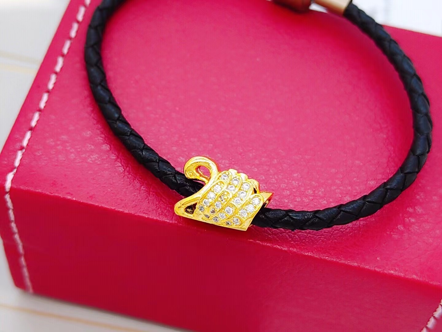Microencrusted zircon swan across accessories, bracelet and necklace look good together Application Scenario