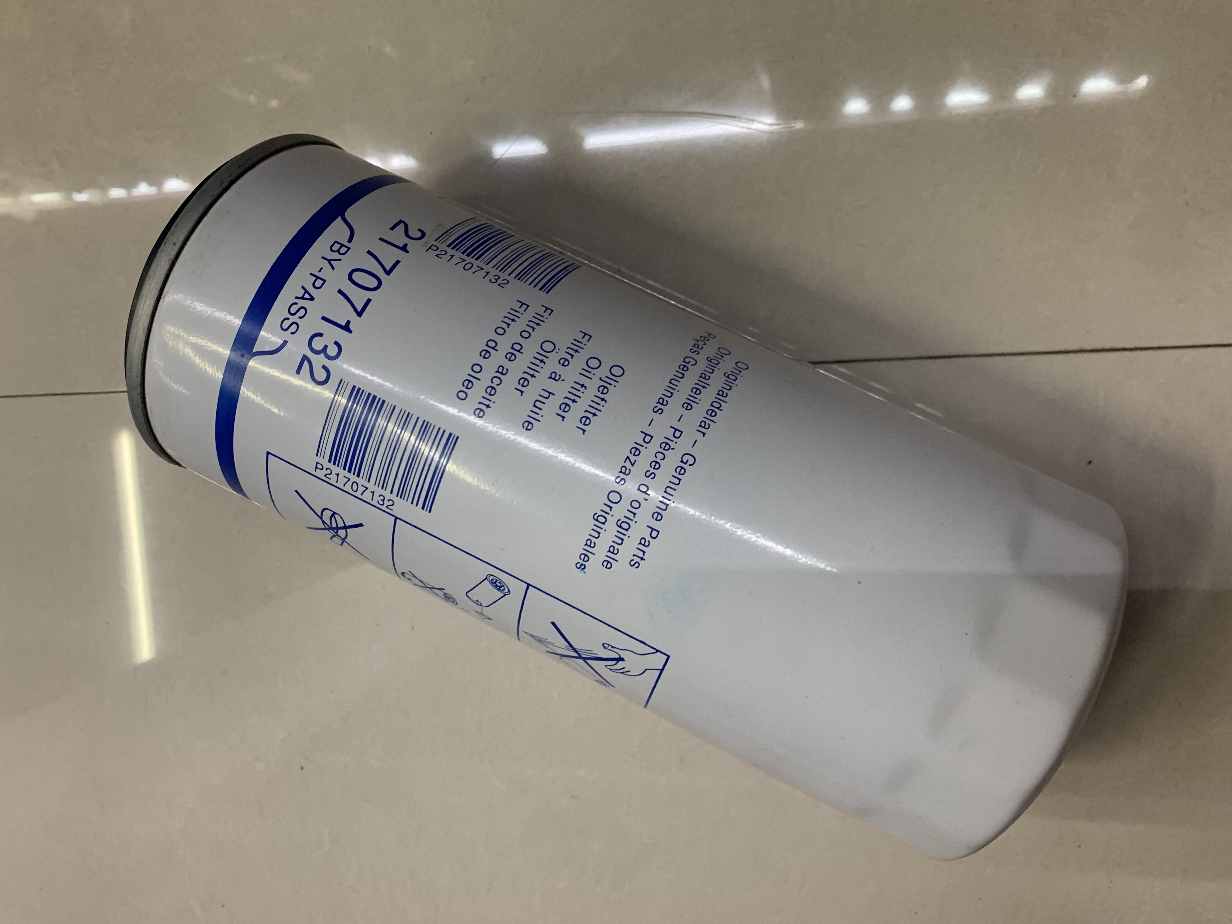 Oil filter 21707132 is suitable for Volvo trucks detail image 3