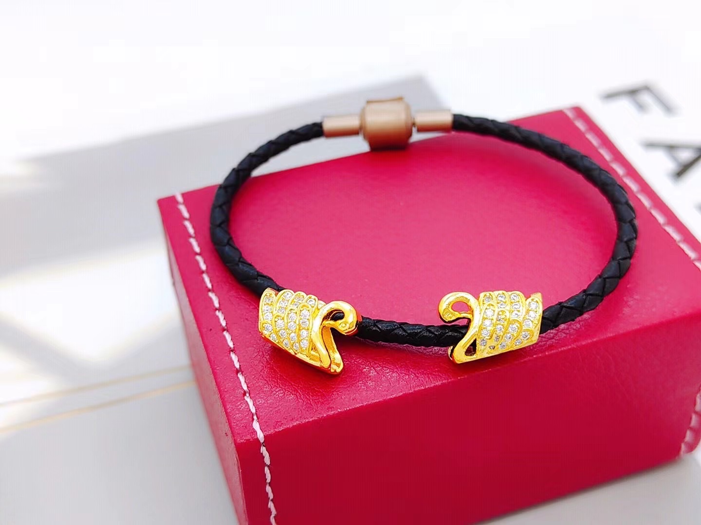 Microencrusted zircon swan across accessories, bracelet and necklace look good together details Picture