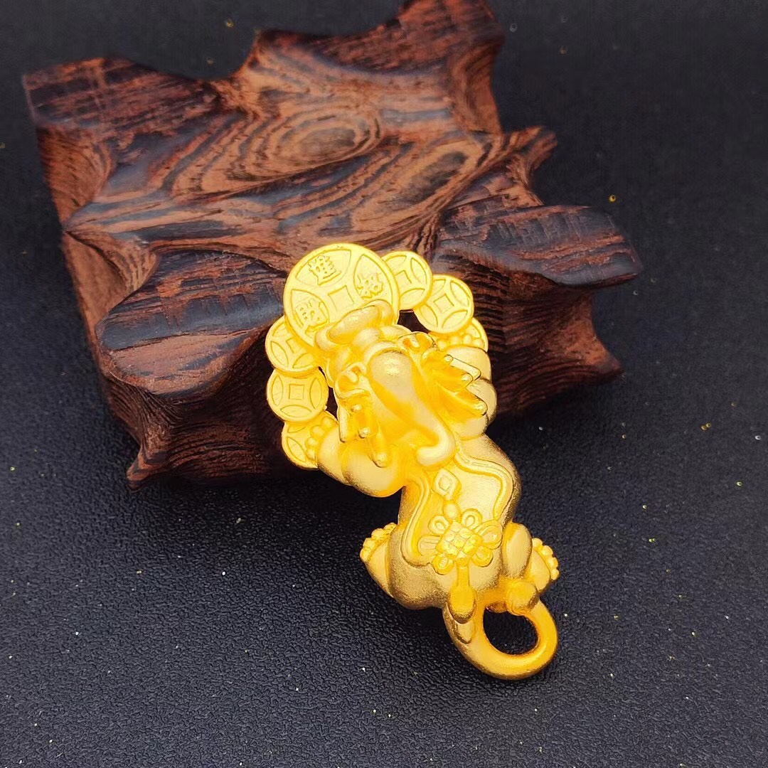 Sand face pendant of brave copper coin
