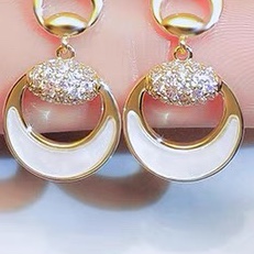 Upper and lower half crescent oil drop earrings