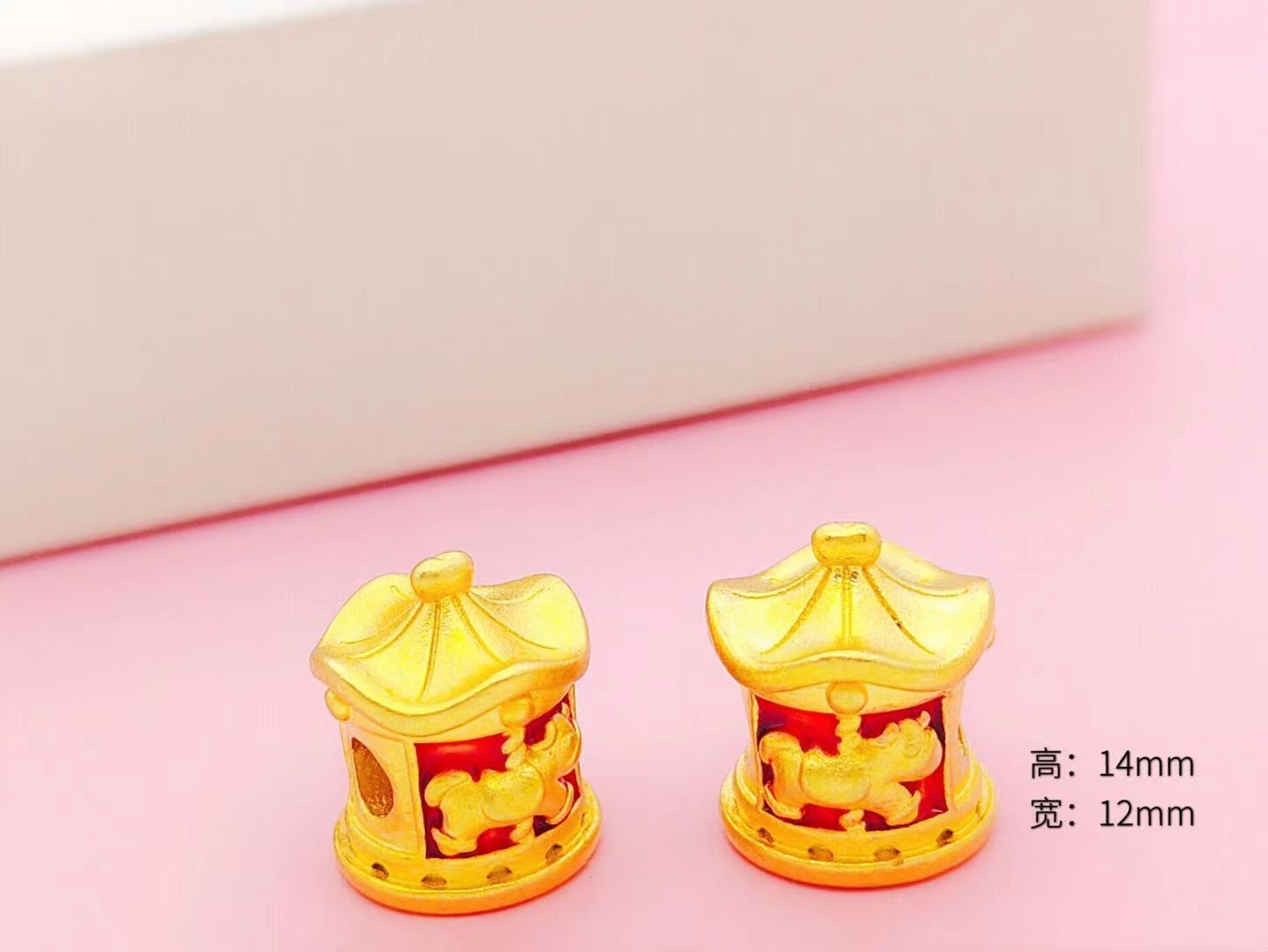 Carousel across accessories, the preferred style to wear bracelets details Picture