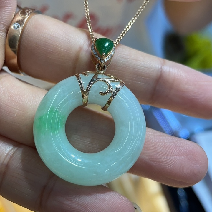 The jade necklace is exquisite and elegant, versatile for women and in line with the latest European and American fashion trends