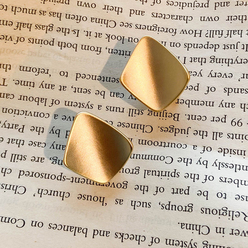 925 Silver needle geometric matte stud earrings, a must-have for women on Instagram with a trendy style, elegant stud earrings and high-end ear clips Application Scenario
