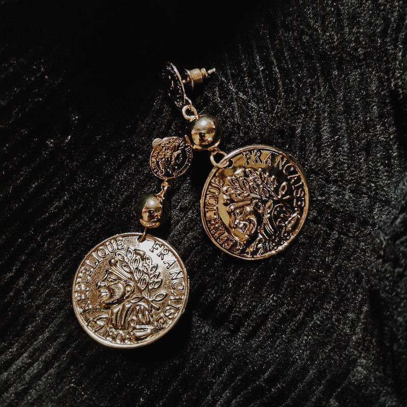Simple and ins-style metal touching headshot earrings, elegant and individual geometric round piece earrings, exaggerated long earrings for women Specification image