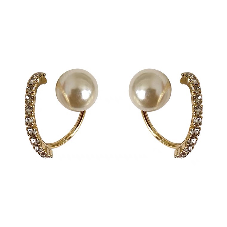 Wear earrings on both the front and back of the fashion