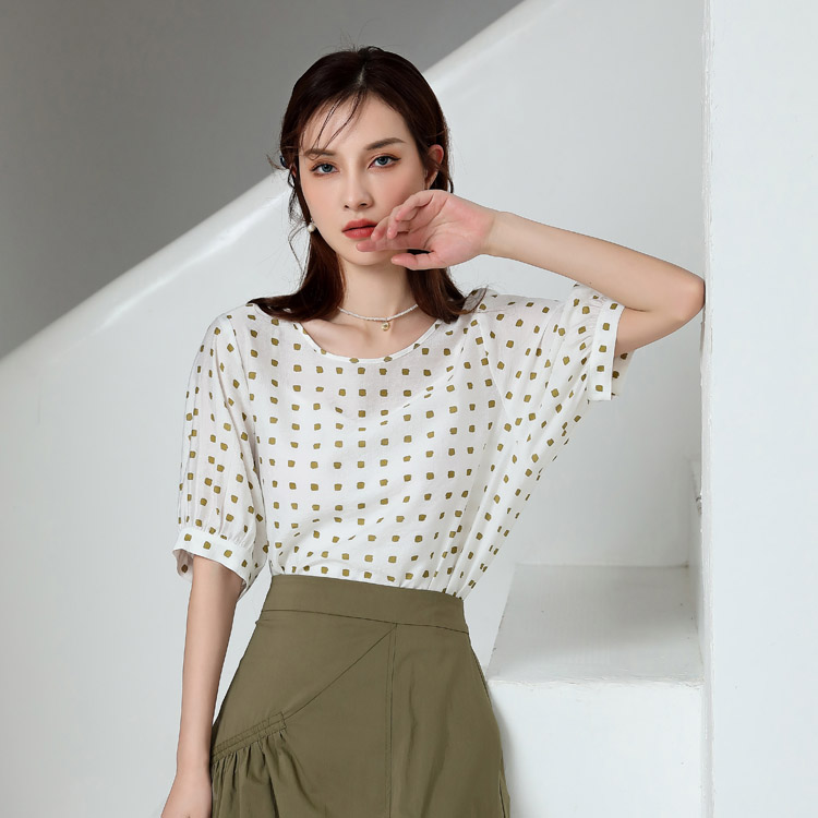 Jimmy Seio's 2021 summer new polka dot T-shirt is a high-end, fashionable, casual white-collar round-neck commuter top with short sleeves details Picture