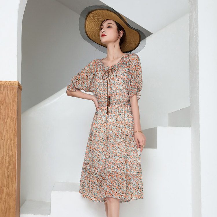 This genuine floral print dress from Jimmy Seio's counter exudes a fairy-like charm. It features a mid-length cinched waist that slimming the figure, a round neck, and a one-shoulder design. It can be worn in two styles Specification image