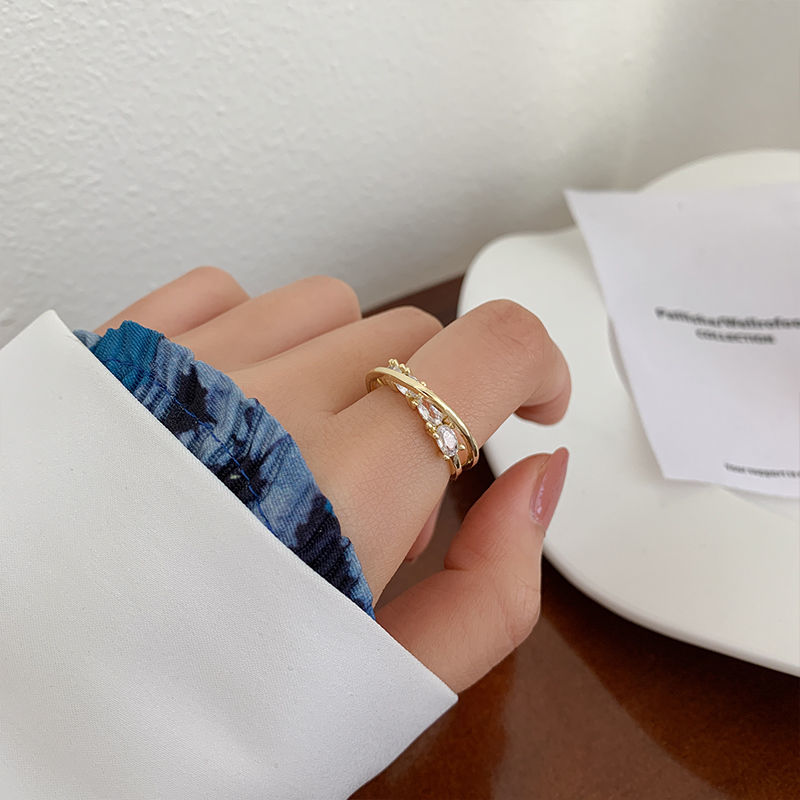 45_ collar de día de flores de lujo con diamantes anillos finos mujeres ins marea temperamento madre beg anillo de dedo índice frío viento simple anillo Application Scenario