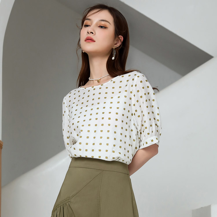 Jimmy Seio's 2021 summer new polka dot T-shirt is a high-end, fashionable, casual white-collar round-neck commuter top with short sleeves Application Scenario