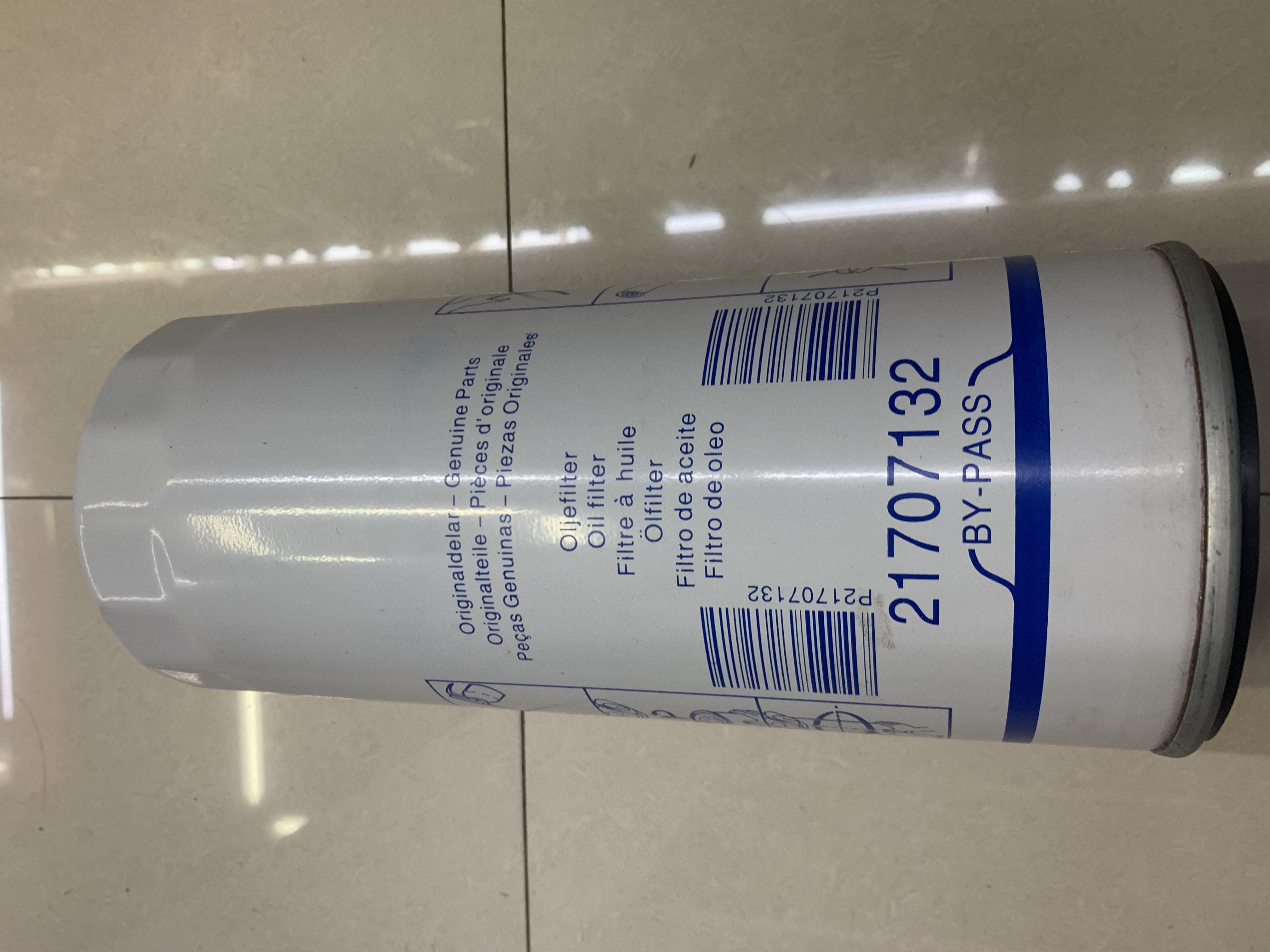 Oil filter 21707132 is suitable for Volvo trucks details Picture