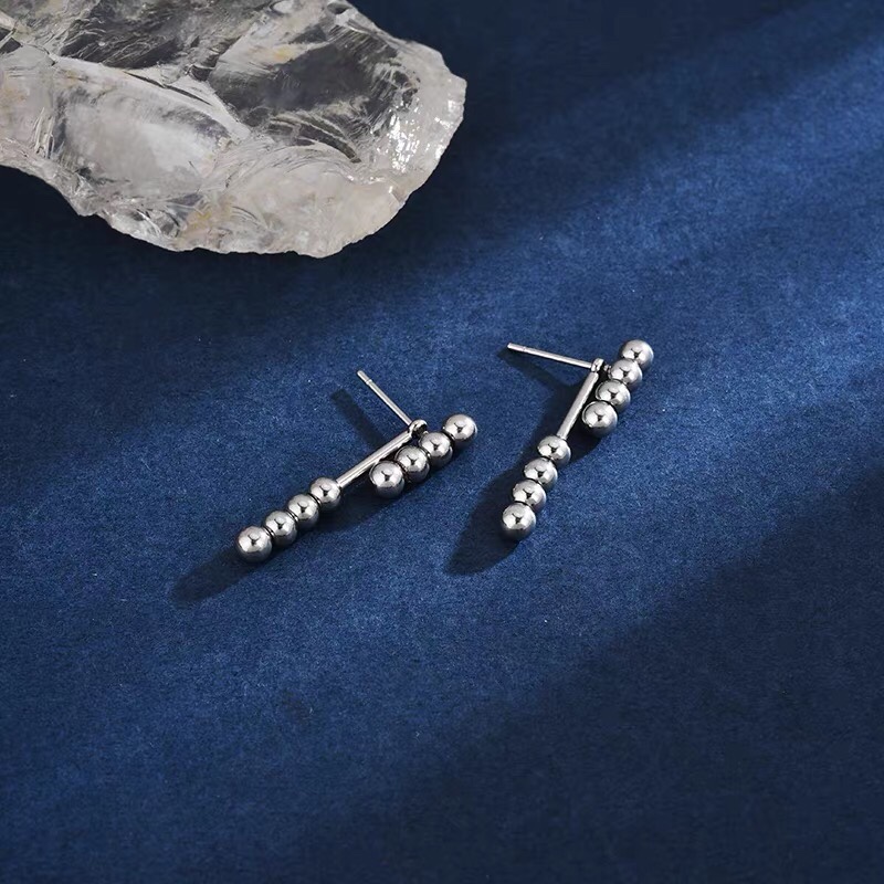 Simple temperament personality design exquisite sense of western style girls must earrings