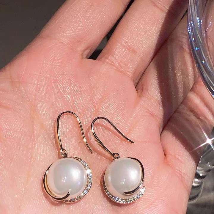 Rimmed pearl earrings