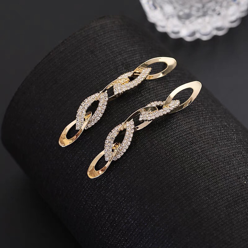 Stylish and stylish earrings are a must-have for luxury holidays