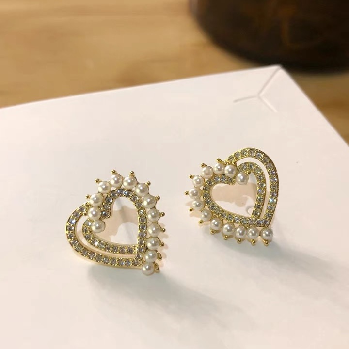 Exquisite and small beaded zirconium stud earrings