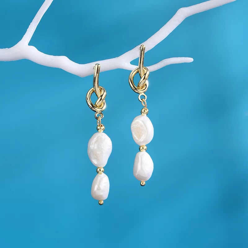 Exquisite luxury fashion trend brand handcrafted pearl earrings.