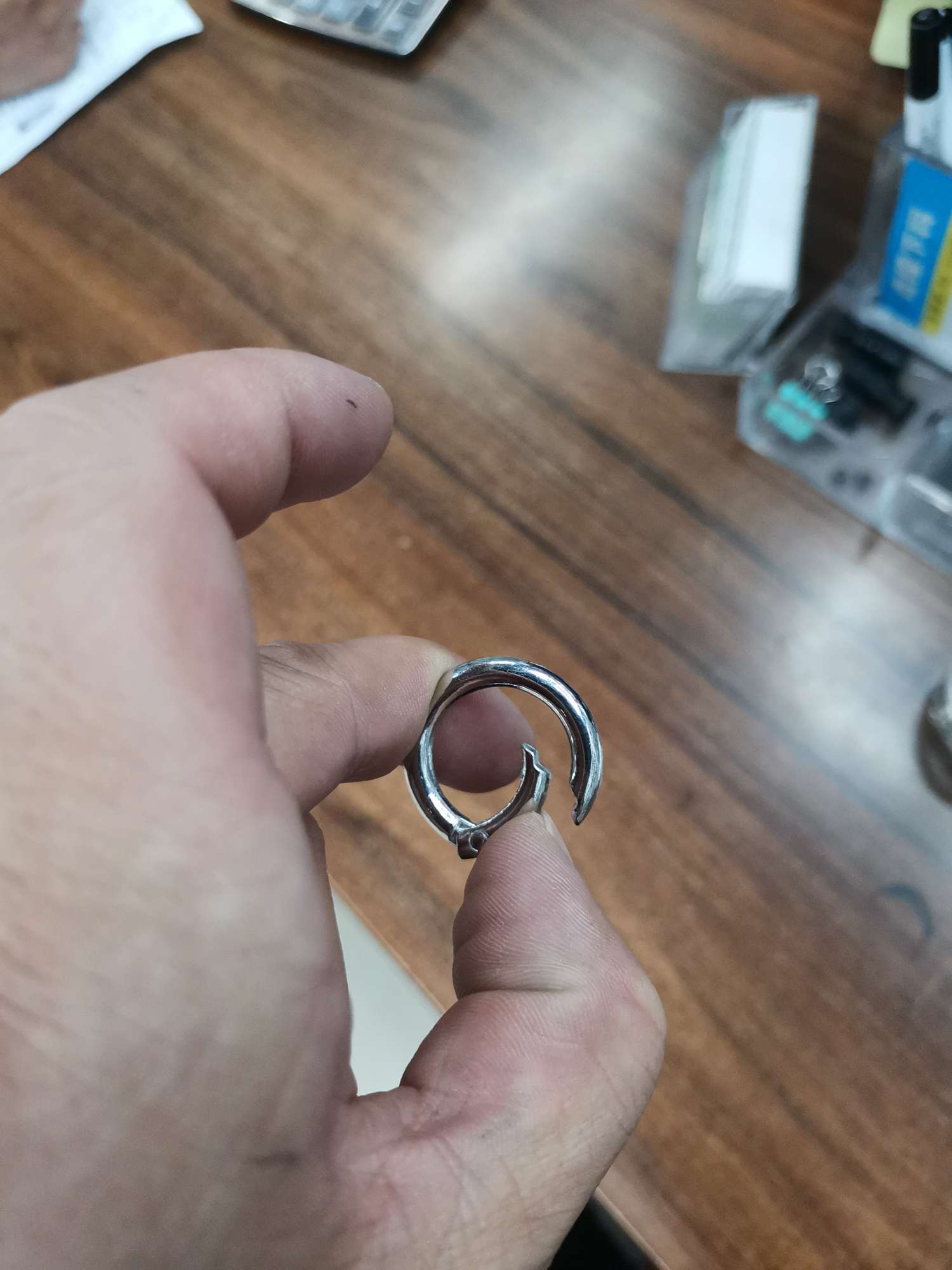 Factory direct sales of all kinds of hardware accessories and luggage accessories. There are many styles, complete colors and favorable prices. Alloy open rings. Welcome to customize with samples. Specification image
