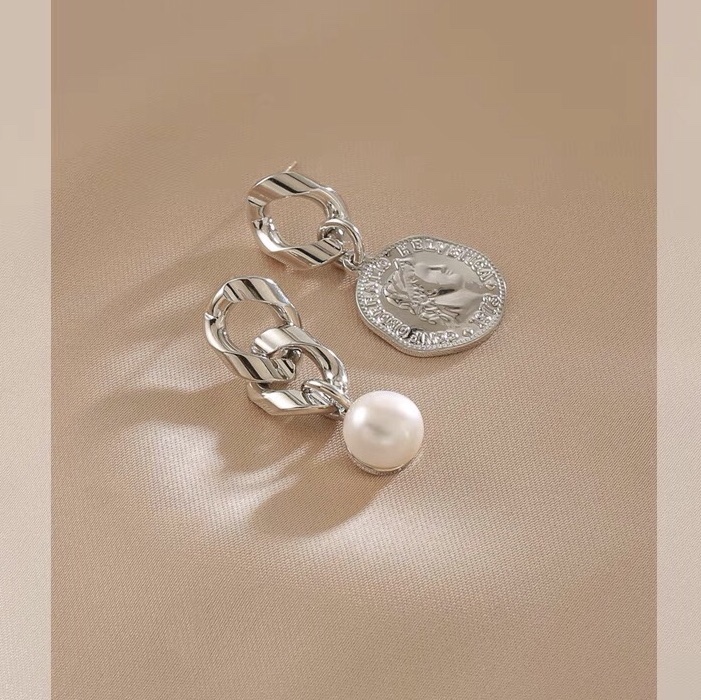 The fashion trend goes hand in hand with personalized metallic beauty pearl asymmetrical earrings