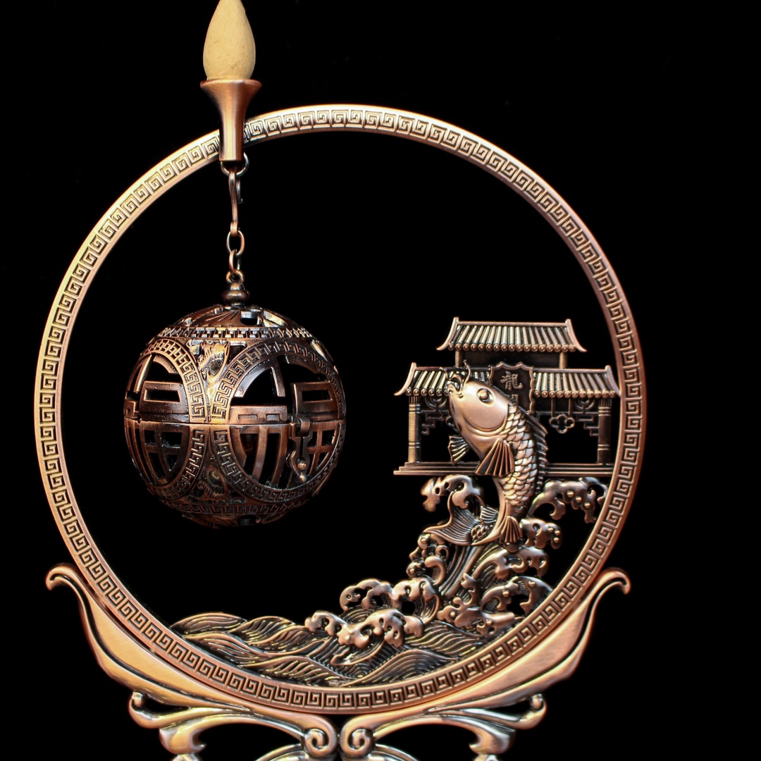 ——【鱼跃龙门吊熏炉】
材质：合金
规格：炉宽7cm
           架长18.5*高27.5cm