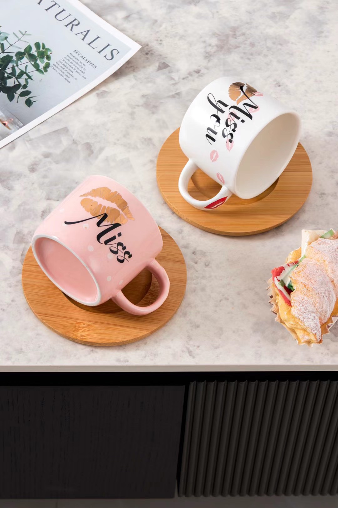 The popular coffee cup is a macaron ceramic coffee cup and saucer with a trendy Korean version of Missyou red lip print details Picture