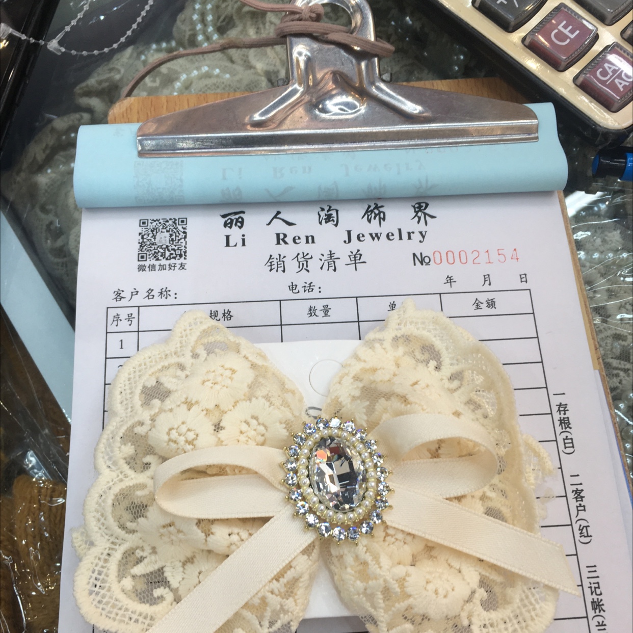 فالدانتيل، التي تحتوي على اسنان من الاقراط، جميلة جدا Item Picture