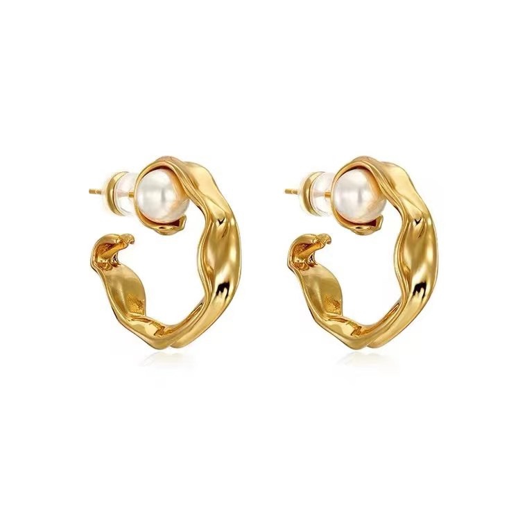 Fashionable pearl earrings